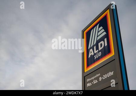 Deutschlands Einzelhandelsgiganten im Fokus der Bauernproteste 21.01.2024, Selters: Symbolfoto, Illustrationsbild, Symbolbild, Illustrationsfoto Deutschlands Einzelhandelsgiganten im Fokus der Bauernproteste Logos und Schriftzüge von Aldi Süd einem der führenden deutschen Discounter. Diese stehen während der landesweiten Bauernproteste aufgrund Ihrer Marktmacht und Preispolitik in der Kritik. Selters Hessen Deutschland *** Deutschlands Einzelhandelsriesen im Fokus der Bauernproteste 21 01 2024, Selters Symbolfoto, Illustrationsbild, Symbolbild, Illustrationsfoto Germanys Einzelhandelsriesen in der Stockfoto