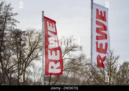 Deutschlands Einzelhandelsgiganten im Fokus der Bauernproteste 21.01.2024, Selters: Symbolfoto, Illustrationsbild, Symbolbild, Illustrationsfoto Deutschlands Einzelhandelsgiganten im Fokus der Bauernproteste Logos und Schriftzüge von REWE einem der führenden deutschen Discounter. Diese stehen während der landesweiten Bauernproteste aufgrund Ihrer Marktmacht und Preispolitik in der Kritik. Selters Hessen Deutschland *** Deutschlands Einzelhandelsriesen im Fokus der Bauernproteste 21 01 2024, Selters Symbolfoto, Illustrationsbild, Symbolbild, Illustrationsfoto Germanys Einzelhandelsriesen im foc Stockfoto