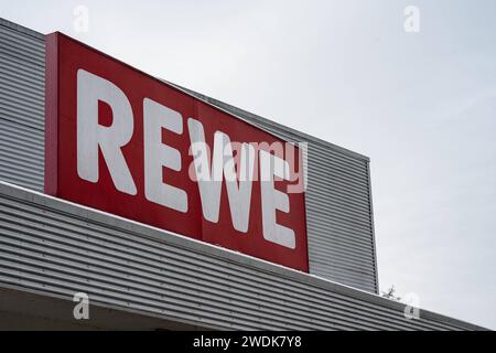 Deutschlands Einzelhandelsgiganten im Fokus der Bauernproteste 21.01.2024, Selters: Symbolfoto, Illustrationsbild, Symbolbild, Illustrationsfoto Deutschlands Einzelhandelsgiganten im Fokus der Bauernproteste Logos und Schriftzüge von REWE einem der führenden deutschen Discounter. Diese stehen während der landesweiten Bauernproteste aufgrund Ihrer Marktmacht und Preispolitik in der Kritik. Selters Hessen Deutschland *** Deutschlands Einzelhandelsriesen im Fokus der Bauernproteste 21 01 2024, Selters Symbolfoto, Illustrationsbild, Symbolbild, Illustrationsfoto Germanys Einzelhandelsriesen im foc Stockfoto