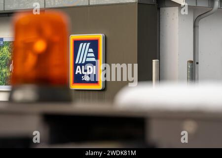 Deutschlands Einzelhandelsgiganten im Fokus der Bauernproteste 21.01.2024, Selters: Symbolfoto, Illustrationsbild, Symbolbild, Illustrationsfoto Deutschlands Einzelhandelsgiganten im Fokus der Bauernproteste Logos und Schriftzüge von Aldi Süd einem der führenden deutschen Discounter. Diese stehen während der landesweiten Bauernproteste aufgrund Ihrer Marktmacht und Preispolitik in der Kritik. Selters Hessen Deutschland *** Deutschlands Einzelhandelsriesen im Fokus der Bauernproteste 21 01 2024, Selters Symbolfoto, Illustrationsbild, Symbolbild, Illustrationsfoto Germanys Einzelhandelsriesen in der Stockfoto