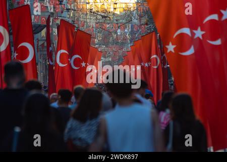 Nationalfeiertage von Turkiye Konzeptfoto. Flaggen und Türken in der Istiklal Avenue. Istanbul Turkiye - 10.28.2023 Stockfoto