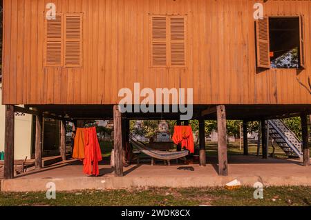 Die hölzernen Wohnräume des sonnendurchfluteten buddhistischen Mönchs, Wat Sang Kleang, Tang Krasang, Provinz Kampong Thom, Kambodscha, Indochina. © Kraig Lieb Stockfoto