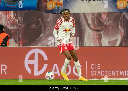 Leipzig, Deutschland 20. Januar 2024: 1.BL - 2023/2024 - RB Leipzig vs. Bayer 04 Leverkusen im Bild: Mohamd Simakan (Leipzig) /// DFL-Vorschriften verbieten jede Verwendung von Fotografien als Bildsequenzen und/oder Quasi-Video. /// Stockfoto