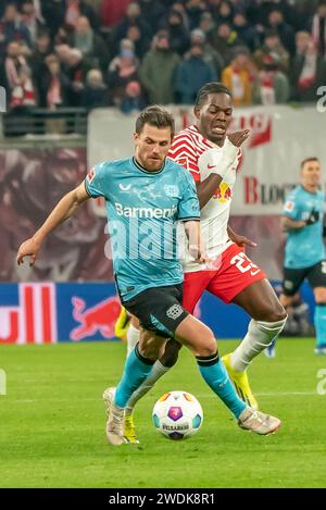 Leipzig, Deutschland 20. Januar 2024: 1.BL - 2023/2024 - RB Leipzig vs. Bayer 04 Leverkusen im Bild: v. li. im Zweikampf Jonas Hofmann (Leverkusen) und Castello Lukeba (Leipzig) /// DFL-Vorschriften verbieten jede Verwendung von Fotografien als Bildsequenzen und/oder Quasi-Video. /// Stockfoto