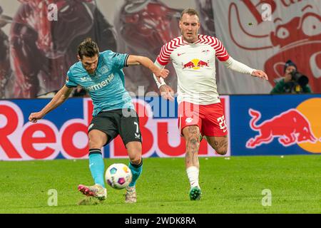 Leipzig, Deutschland 20. Januar 2024: 1.BL - 2023/2024 - RB Leipzig vs. Bayer 04 Leverkusen im Bild: v. li. im Zweikampf Jonas Hofmann (Leverkusen) und David Raum (Leipzig) /// DFL-Vorschriften verbieten jede Verwendung von Fotografien als Bildsequenzen und/oder Quasi-Video. /// Stockfoto