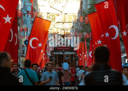 Nationalfeiertage von Turkiye Konzeptfoto. Menschen und türkische Fahnen in der Istiklal Avenue. Istanbul Turkiye - 10.28.2023 Stockfoto