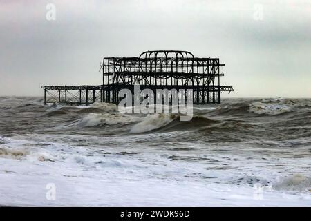 Hove, Stadt Brighton & Hove, East Sussex, Großbritannien. Der West Pier wurde von Sturm Isha bei Flut zu Beginn des Sturms Isha geschlagen und traf die Südküste bei Brighton & Hove. Januar 2024. David Smith/Alamy Live News Stockfoto