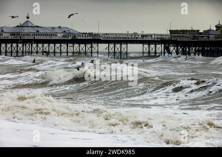 Brighton Beach, Stadt Brighton & Hove, East Sussex, Großbritannien. Der Brighton Palace Pier wurde von Sturm Isha bei Flut zu Beginn des Sturms Isha geschlagen und traf die Südküste bei Brighton & Hove. Januar 2024. David Smith/Alamy Live News Stockfoto