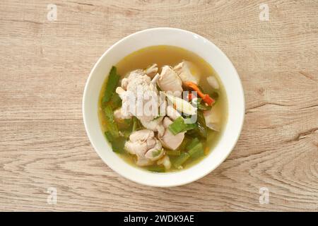 Scharfes gekochtes Hühnchen und Knochen mit Kräuterblatt-tom-Yum-Suppe auf einer Schüssel Stockfoto