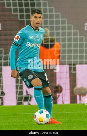 Leipzig, Deutschland 20. Januar 2024: 1.BL - 2023/2024 - RB Leipzig vs. Bayer 04 Leverkusen im Bild: Josip Stanisic (Leverkusen) /// DFL-Vorschriften verbieten jede Verwendung von Fotografien als Bildsequenzen und/oder Quasi-Video. /// Stockfoto