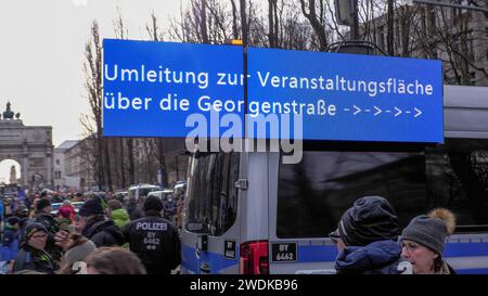 Nach einer turbulenten Wetterwoche und Schneechaos auf den Straßen Deutschlands wurde man am Samstag mit winterlichem Kaiserwetter überrascht. In weiten Teilen schien die Sonne bei einer tiefverschneiten Landschaft. Schnell waren die Sorgen aus der Woche verloren. Das Wetter nutzten hunderte Menschen für einen Ausflug ins Erzgebirge. In den Wintersportregionen standen Hunderte Menschen vor den Liften um Ski zu fahren. Die Parkplätze waren vielerorts belegt. Auf den Skipisten tummelten sich in Oberwiesenthal und am Keilberg hunderte Menschen. Vom Fichtelberg aus hatte man eine grandiose Fernsic Stockfoto