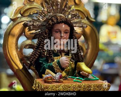 Pasay City, Philippinen. Januar 2024. Über 500 Bilder des Jesuskindes, bekannt als Sto. Niño sind in einer Ausstellung während der Feier der Fiesta del Sto zu sehen. Niño am 21. Januar 2024 in Pasay City, Philippinen. Organisator dieser jährlichen Ausstellung, die mit dem fest des Jesuskindes zusammenfällt, ist Congregacion del Santisimo Nombre del Niño Jesus (Kongregation des Heiligen Namens des Jesuskindes), und sie zielen darauf ab, das Bewusstsein für die Hingabe an das Jesuskind auf den Philippinen und in Übersee zu schärfen. (Credit Image: © Sherbien Dacalanio/Alamy Live News) Stockfoto