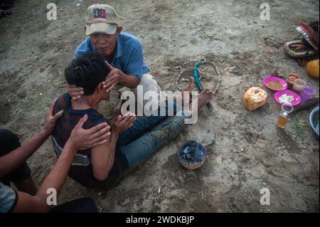 Indonesien. Januar 2024. Die javanischen Ureinwohner tanzen am 21. Januar 2024 auf den Jaran Kepang Kulturkunstausstellungen im Bezirk Medan Polonia, Medan City, Provinz Nord Sumatra, Indonesien. Jaran Kepang ist eine Kombination aus musikalischer Tanzkunst und Transzendentalismus-Kommunikation, die typisch für den javanischen Stamm ist und bis heute präsent ist. Supringadi, 30, wurde als Leiter der Jaran Kepang Community Association im Unterbezirk Karang Sari beibehalten. Foto: Aditya Sutanta/ABACAPRESS.COM Credit: Abaca Press/Alamy Live News Stockfoto