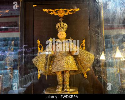 Pasay City, Philippinen. Januar 2024. Über 500 Bilder des Jesuskindes, bekannt als Sto. Niño sind in einer Ausstellung während der Feier der Fiesta del Sto zu sehen. Niño am 21. Januar 2024 in Pasay City, Philippinen. Organisator dieser jährlichen Ausstellung, die mit dem fest des Jesuskindes zusammenfällt, ist Congregacion del Santisimo Nombre del Niño Jesus (Kongregation des Heiligen Namens des Jesuskindes), und sie zielen darauf ab, das Bewusstsein für die Hingabe an das Jesuskind auf den Philippinen und in Übersee zu schärfen. (Credit Image: © Sherbien Dacalanio/Alamy Live News) Stockfoto