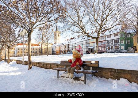 Sandmann-Statue vor der Kaufmannbrücke in Erfurt im Winter Stockfoto