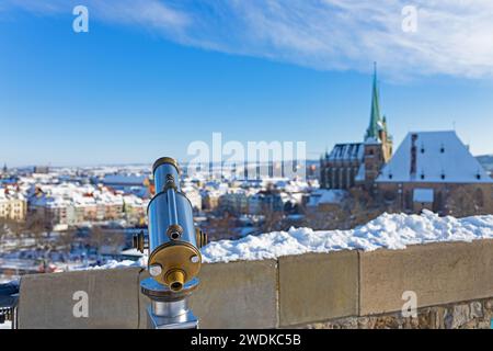 Teleskop im Vordergrund und Blick vom Petersberg über die verschneiten Dächer von Erfurt zum Dom und zur Kirche Severi Stockfoto