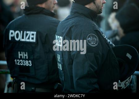 Hamburg, Deutschland - 01 19 2024, 'Hamburg steht auf!' ('Hamburg steht auf') - Demonstration gegen Rechtsextremismus und neonazistische Netzwerke Stockfoto