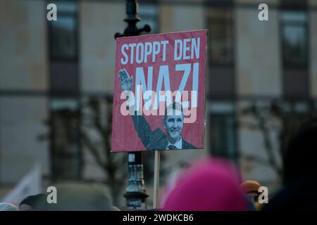 Hamburg, Deutschland - 01 19 2024, 'Hamburg steht auf!' ('Hamburg steht auf') - Demonstration gegen Rechtsextremismus und neonazistische Netzwerke Stockfoto