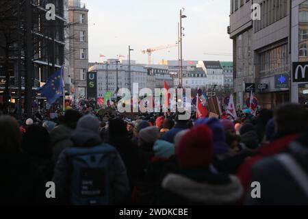 Hamburg, Deutschland - 01 19 2024, 'Hamburg steht auf!' ('Hamburg steht auf') - Demonstration gegen Rechtsextremismus und neonazistische Netzwerke Stockfoto