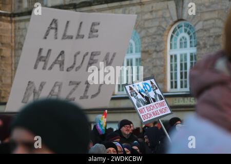 Hamburg, Deutschland - 01 19 2024, 'Hamburg steht auf!' ('Hamburg steht auf') - Demonstration gegen Rechtsextremismus und neonazistische Netzwerke Stockfoto