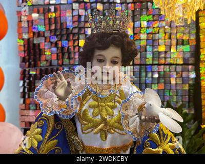 Pasay City, Philippinen. Januar 2024. Über 500 Bilder des Jesuskindes, bekannt als Sto. Niño sind in einer Ausstellung während der Feier der Fiesta del Sto zu sehen. Niño am 21. Januar 2024 in Pasay City, Philippinen. Organisator dieser jährlichen Ausstellung, die mit dem fest des Jesuskindes zusammenfällt, ist Congregacion del Santisimo Nombre del Niño Jesus (Kongregation des Heiligen Namens des Jesuskindes), und sie zielen darauf ab, das Bewusstsein für die Hingabe an das Jesuskind auf den Philippinen und in Übersee zu schärfen. (Credit Image: © Sherbien Dacalanio/Alamy Live News) Stockfoto