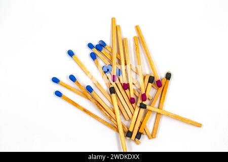 Gruppe von langen hölzernen Streichhölzern isoliert auf weißem Hintergrund. Stockfoto