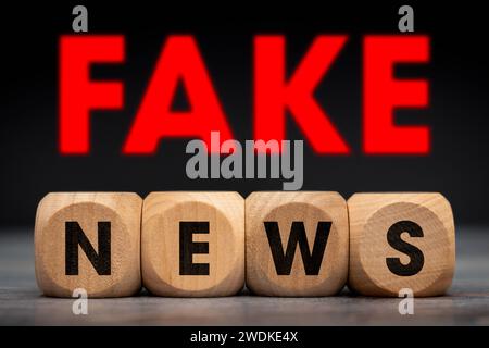 21. Januar 2024: Fake News Symbolbild, Würfel mit der Inschrift News und dem Schriftzug Fake FOTOMONTAGE *** Fake News Symbolbild, Würfel mit der Aufschrift News und dem Schriftzug Fake FOTOMONTAGE Stockfoto