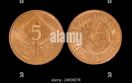 Eine Nahaufnahme von fünf Aurarmünzen Islands auf schwarzem Hintergrund Stockfoto