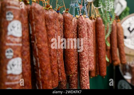 Internationale Grüne Woche 2024. Wurstspezialität aus Nordhessen. Die Fleischerei Kohl-Kramer aus Trockenerfurt ein Stadtteil von Borken Hessen präsentiert Ahle Wurscht. Die Ahle Wurst hat in 2023 das EU-Gütesiegel geschützte geografische Angabe bekommen DEU, Deutschland, Berlin, 21.01.2024: *** Internationale Grüne Woche 2024 Wurstspezialität aus Nordhessen der Metzger Kohl Kramer aus Trockenerfurt ein Stadtteil Borken Hessen präsentiert Ahle Wurscht die Ahle Wurst wurde 2023 mit dem EU-Gütesiegel der geschützten geografischen Angabe ausgezeichnet DEU, Deutschland, Berlin, 21 01 2024 Stockfoto