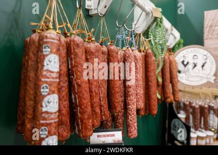 Internationale Grüne Woche 2024. Wurstspezialität aus Nordhessen. Die Fleischerei Kohl-Kramer aus Trockenerfurt ein Stadtteil von Borken Hessen präsentiert Ahle Wurscht. Die Ahle Wurst hat in 2023 das EU-Gütesiegel geschützte geografische Angabe bekommen DEU, Deutschland, Berlin, 21.01.2024: *** Internationale Grüne Woche 2024 Wurstspezialität aus Nordhessen der Metzger Kohl Kramer aus Trockenerfurt ein Stadtteil Borken Hessen präsentiert Ahle Wurscht die Ahle Wurst wurde 2023 mit dem EU-Gütesiegel der geschützten geografischen Angabe ausgezeichnet DEU, Deutschland, Berlin, 21 01 2024 Stockfoto