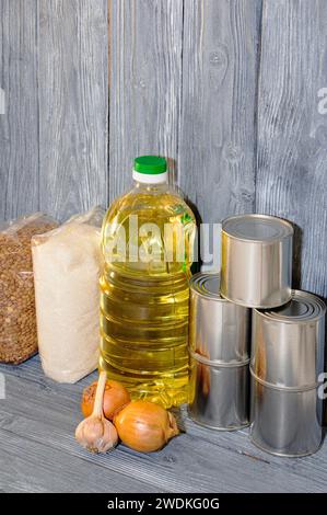 Nahrungsmittellieferungen für den Zeitraum der Quarantäneisolierung. Verschiedene Gläser mit Müsli, Pasta, Dosen mit Konserven. Stockfoto