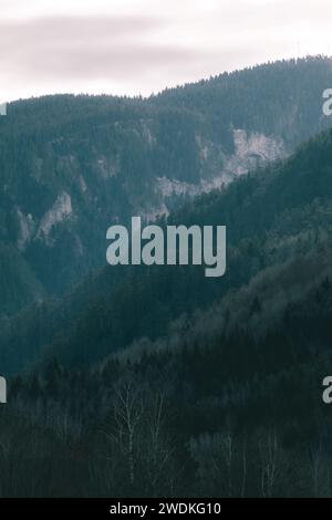 Atemberaubende Aussicht auf die Rhodopen in der Nähe der Stadt Smolyan. Stockfoto