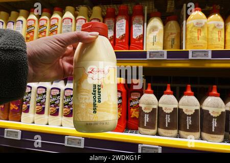 Die Flasche Zaanse Mayonaise in einem Supermarkt drücken Stockfoto