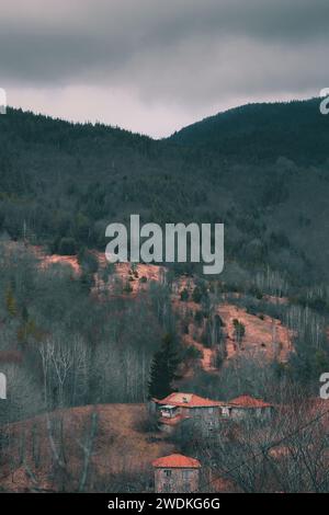 Altes Dorf im Rhodopen-Gebirge bei Smolyan, Bulgarien. Stockfoto
