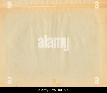 Gelbliche Seite von Altbuch-Altpapier mit Flecken Hintergrund Textur. Hochauflösender Scan. Stockfoto