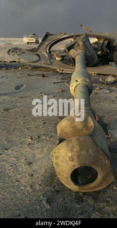 Erster Golfkrieg: 4. März 1991 das Fass eines zerstörten irakischen selbstfahrenden Haubitzers auf der Straße nach um Qasr im Nordosten Kuwaits. Stockfoto