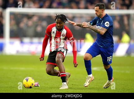 Andre Brooks von Sheffield United (links) und Danny ings von West Ham United kämpfen um den Ball während des Premier League-Spiels in der Bramall Lane, Sheffield. Bilddatum: Sonntag, 21. Januar 2024. Stockfoto