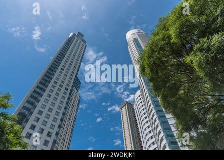 Moderne Firmengebäude mit blauem Himmel als Kulisse in Puerto Madero, Buenos Aires Stockfoto