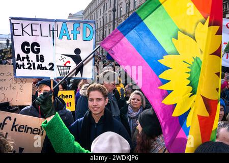 Regenbogenflagge, Schild bei Gemeinsam gegen Rechts, Großdemonstration in München, 21. Januar 2024 Deutschland, München, 21. Januar 2024, EkelhAfD, Schild und Regenbogenflagge bei Gemeinsam gegen Recht - für Demokratie und Vielfalt, Großdemonstration gegen Rechtsextremismus und Faschismus, aufgerufen hat ein breites Bündnis der Zivilgesellschaft, 230 Organisationen, Münchner Großdemo war wegen zu großem Andrang nach einer Stunde abgebrochen, bis zu 250,000 Teilnehmer, Protest, Demo, Sonntagnachmittag, Politik, Bayern, *** Regenbogenfahne, Unterschrift bei Gemeinsam gegen Rechts, große Demonstration in Stockfoto