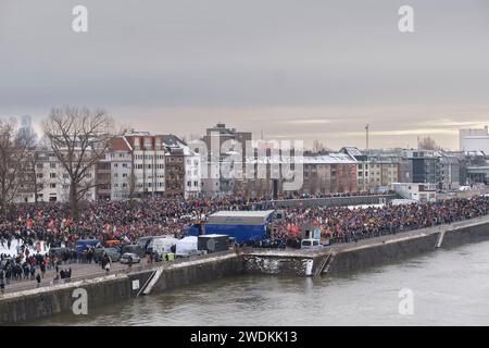 Rund 70,000 Menschen haben sich nach Angaben der Veranstalter am heutigen Sonntag dem 21.01.2024 an der Deuter Werft in Köln versammelt, um gegen die AfD zu demonstrieren. *** Nach Angaben der Organisatoren haben sich heute, Sonntag, den 21. Januar 2024, rund 70.000 Menschen auf der Deuter Werft in Köln versammelt, um gegen die AfD zu demonstrieren. Nordrhein-Westfalen Deutschland, Deutschland  DSF1328 Stockfoto