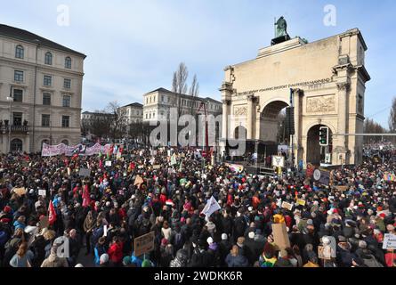 München, Deutschland. Januar 2024. Die Leute demonstrieren um den Siegestor. Quelle: Karl-Josef Hildenbrand/dpa/Alamy Live News Stockfoto