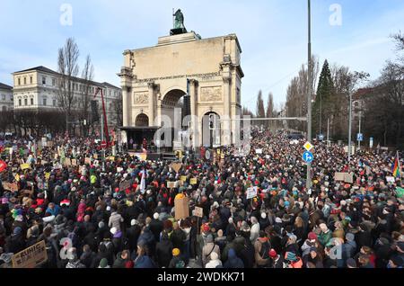 München, Deutschland. Januar 2024. Die Leute demonstrieren um das Siegtor. Quelle: Karl-Josef Hildenbrand/dpa/Alamy Live News Stockfoto