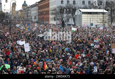 München, Deutschland. Januar 2024. Die Leute demonstrieren zwischen Siegestor und Odeonsplatz. Quelle: Karl-Josef Hildenbrand/dpa/Alamy Live News Stockfoto