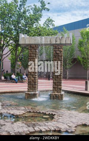 Salem, Massachusetts. August 2019. Ein Wasserbrunnen auf dem East india Square in salem massachusetts an einem sonnigen bewölkten Tag in neuengland. Stockfoto