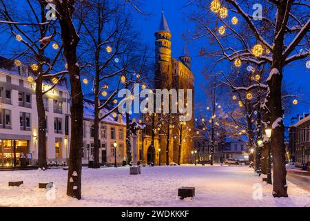 Die Basilika unserer Lieben Frau und der Platz in der Dämmerung, im Winter mit frischem Schnee bedeckt und mit Weihnachtsdekoration beleuchtet, was einen schafft Stockfoto