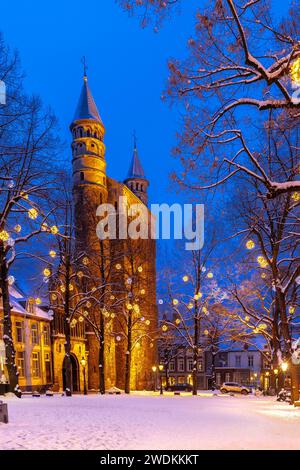 Die Basilika unserer Lieben Frau und der Platz in der Dämmerung, im Winter mit frischem Schnee bedeckt und mit Weihnachtsdekoration beleuchtet, was einen schafft Stockfoto