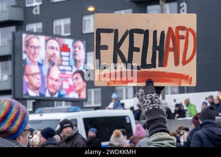 Rund 70,000 Menschen haben sich nach Angaben der Veranstalter am heutigen Sonntag dem 21.01.2024 an der Deuter Werft in Köln versammelt, um gegen die AfD zu demonstrieren. *** Nach Angaben der Organisatoren haben sich heute, Sonntag, den 21. Januar 2024, rund 70.000 Menschen auf der Deuter Werft in Köln versammelt, um gegen die AfD zu demonstrieren. Nordrhein-Westfalen Deutschland, Deutschland  DSF1399 Stockfoto