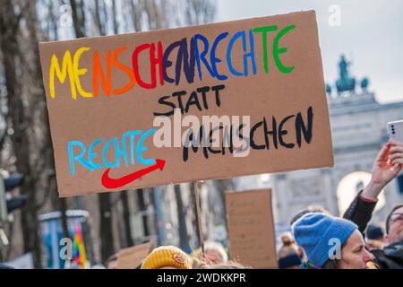 Menschenrechte statt rechte Menschen, Schild bei Gemeinsam gegen Rechts, Großdemonstration in München, 21. Januar 2024 Deutschland, München, 21. Januar 2024, Menschenrechte statt rechte Menschen, Schild bei Gemeinsam gegen Recht - für Demokratie und Vielfalt, Großdemonstration gegen Rechtsextremismus und Faschismus, aufgerufen hat ein breites Bündnis der Zivilgesellschaft, 230 Organisationen, Münchner Großdemo war wegen zu großem Andrang nach einer Stunde abgebrochen, bis zu 250,000 Teilnehmer, Protest, Demo, Sonntagnachmittag, Politik, Bayern, *** Menschenrechte statt Rechte Stockfoto