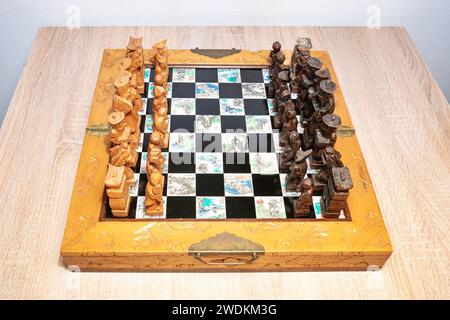 Altes dekoratives chinesisches Schachset mit wunderschönen handgefertigten Holzschachstücken. Stockfoto