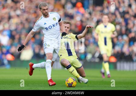 Leeds, Großbritannien. Januar 2024. Ali McCann aus Preston North End kämpft gegen Patrick Bamford aus Leeds United während des Sky Bet Championship Matches in der Elland Road, Leeds. Der Bildnachweis sollte lauten: Gary Oakley/Sportimage Credit: Sportimage Ltd/Alamy Live News Stockfoto